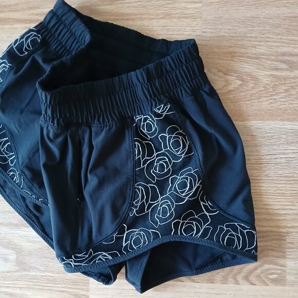 Lululemon Lucent Shorts 2.5" inseam Size 4 - Picture 6 of 7